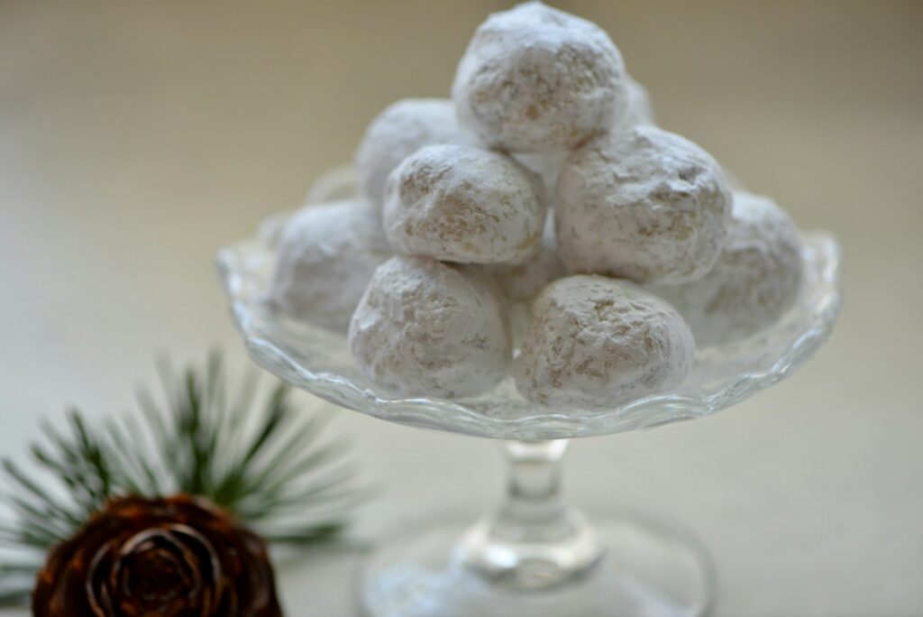 white flowers on clear glass bowl