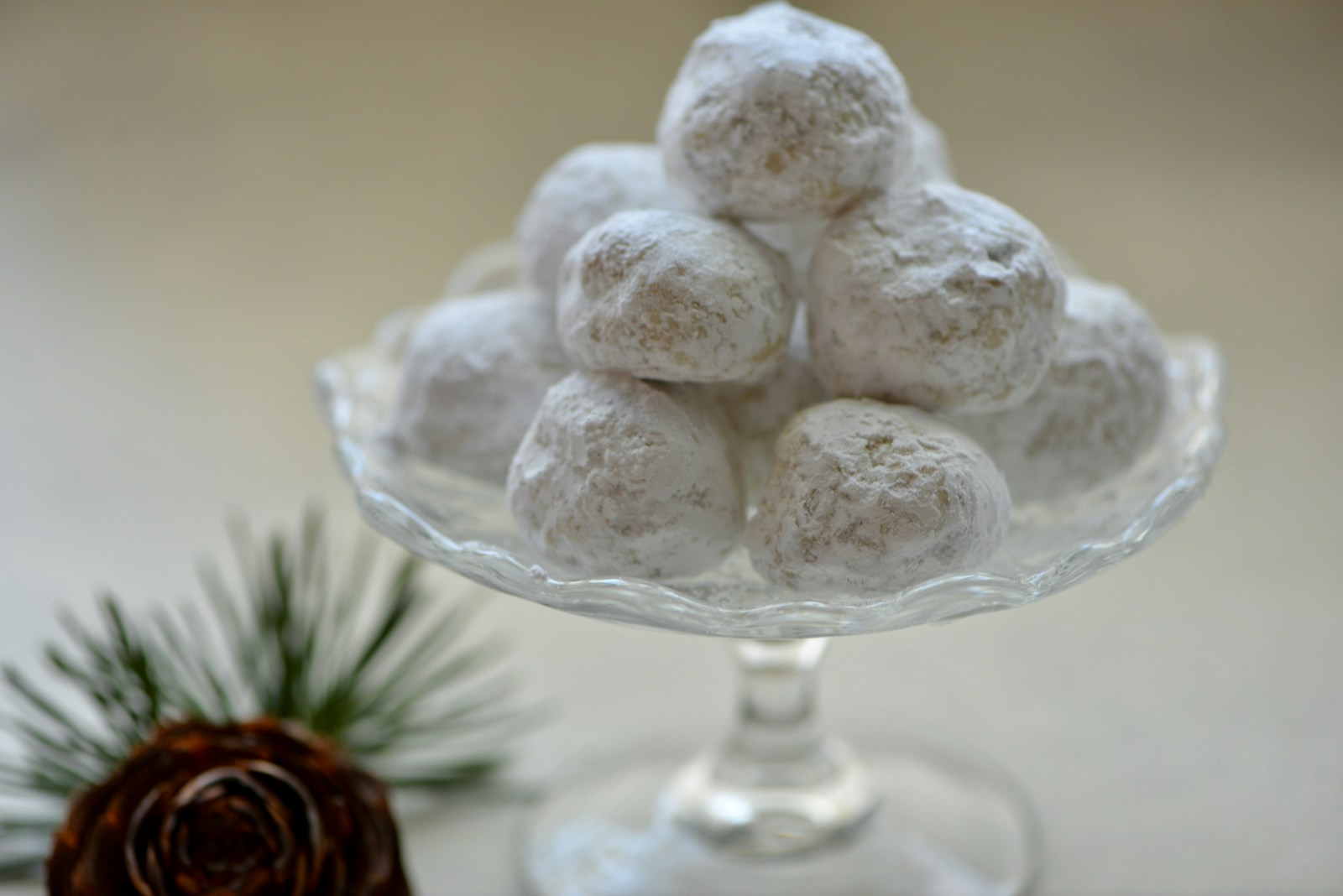 white flowers on clear glass bowl